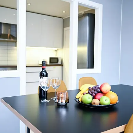 Moderne Ved Solsiden I *